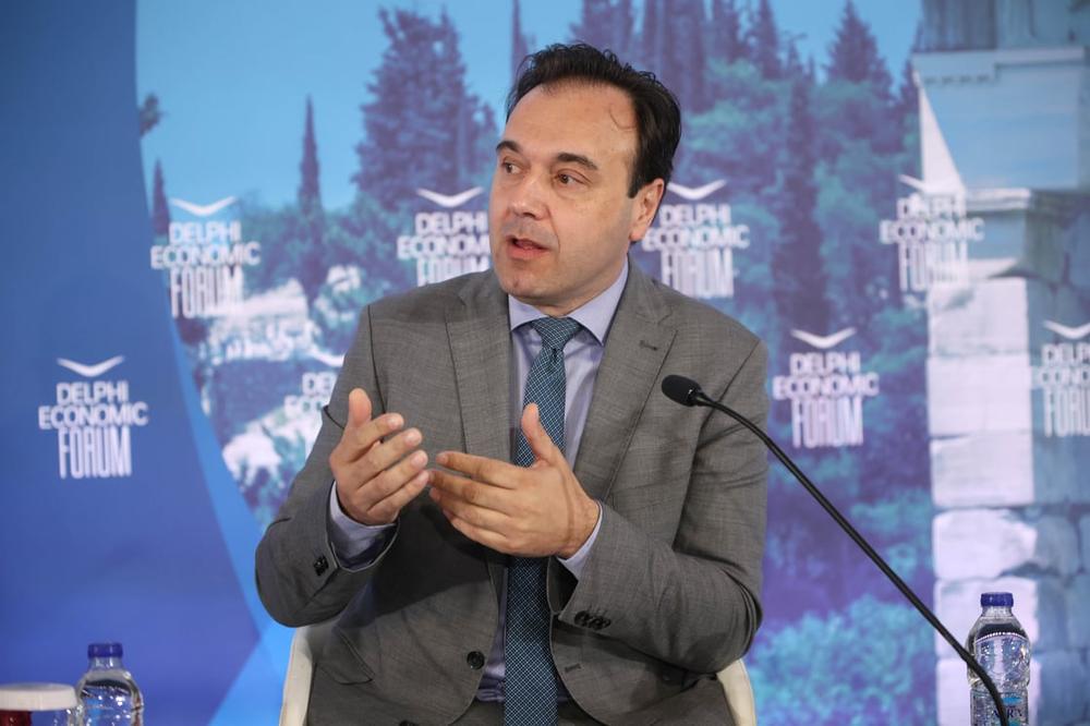 Τεχνητή νοημοσύνη στο Δημόσιο: Οι 6.000 ερωτήσεις ημερησίως στον Ψηφιακό Βοηθό και οι μεταβιβάσεις ακινήτων αυθημερόν