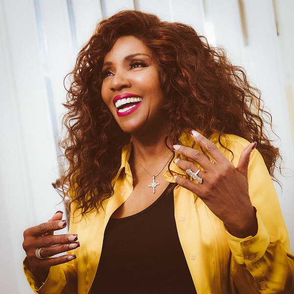 Η Gloria Gaynor σε μια δυναμική εμφάνιση
