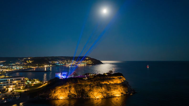 Η εντυπωσιακή σκηνή του Sani Festival