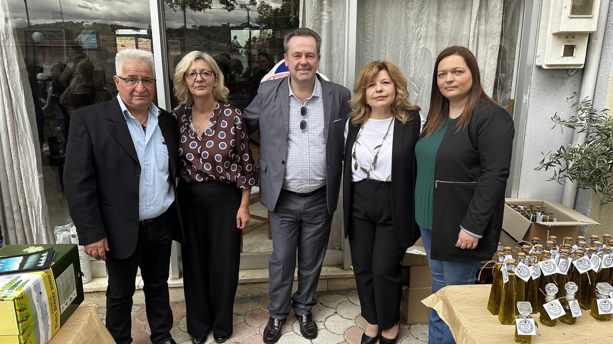 Ο Γιώργος Τσιάκαλος με μέλη του Πολιτιστικού και Μορφωτικού Συλλόγου Αύρας.