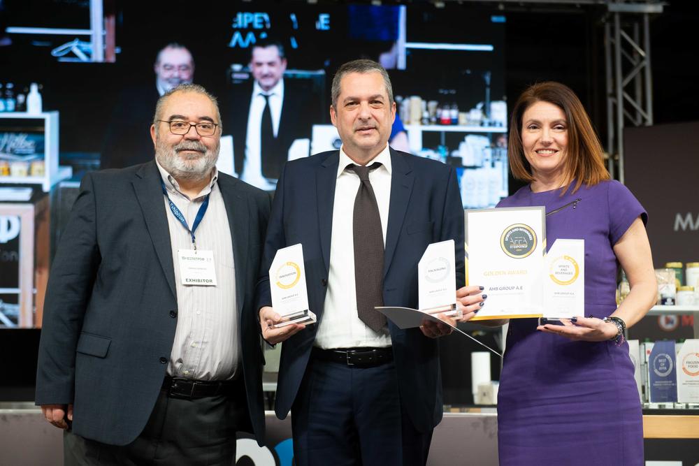 Οι εκπρόσωποι της εταιρείας ΑΗΒ GROUP A.E που απέσπασαν το χρυσό βραβείο SPIRITS & BEVERAGES με τον απονεμητή και μέλος της κριτικής επιτροπής.jpg