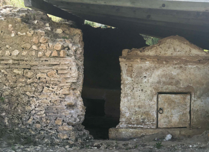 Άποψη του ταφικού θαλάμου - μαυσωλείου στο Φισκάρδο, Κεφαλονιά (3).png
