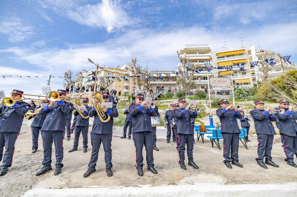 Ρίγη συγκίνησης με την Ελληνική σημαία στη θάλασσα του Πειραιά για την Εθνική Επέτειο της 25ης Μαρτίου