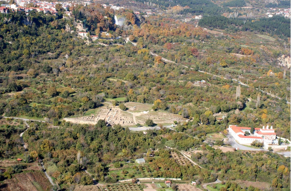 Ο αρχαιολογικός χώρος του Λόγγου από ψηλά.png