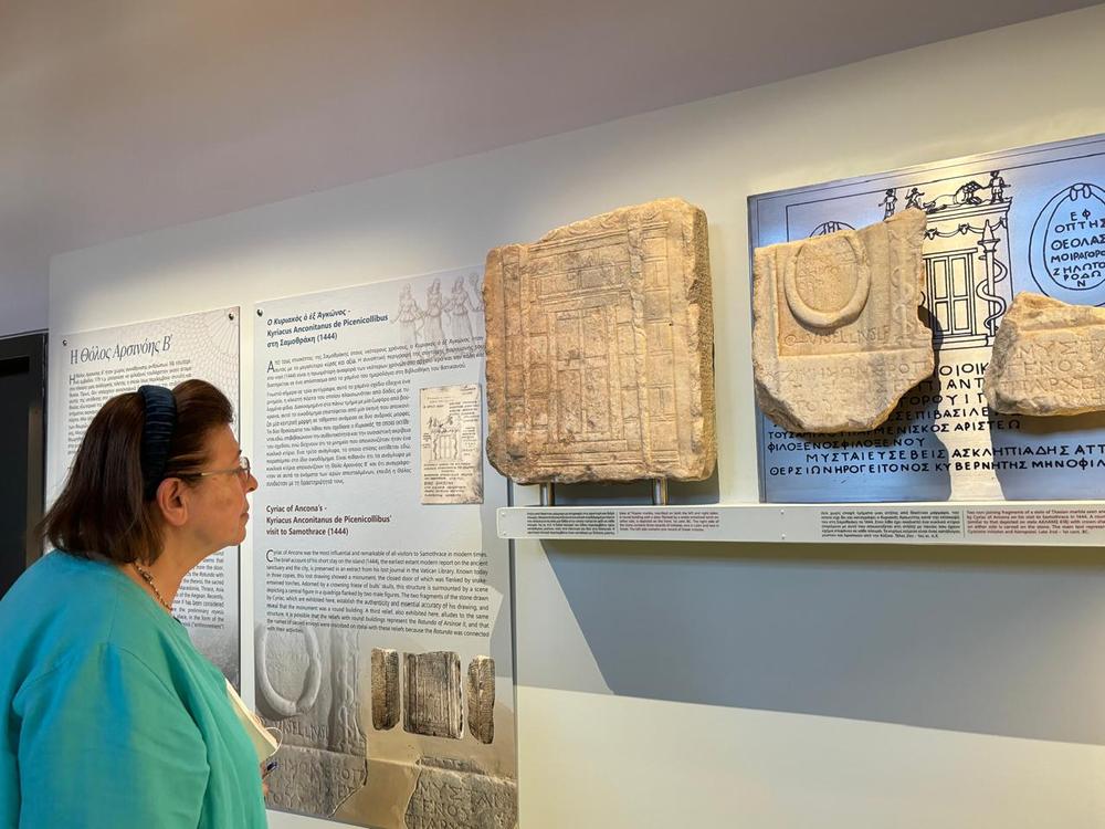 Η Υπουργός Πολιτισμού Λίνα Μενδώνη στα εγκαίνια του Αρχαιολογικού Μουσείου Σαμοθράκης.jpeg