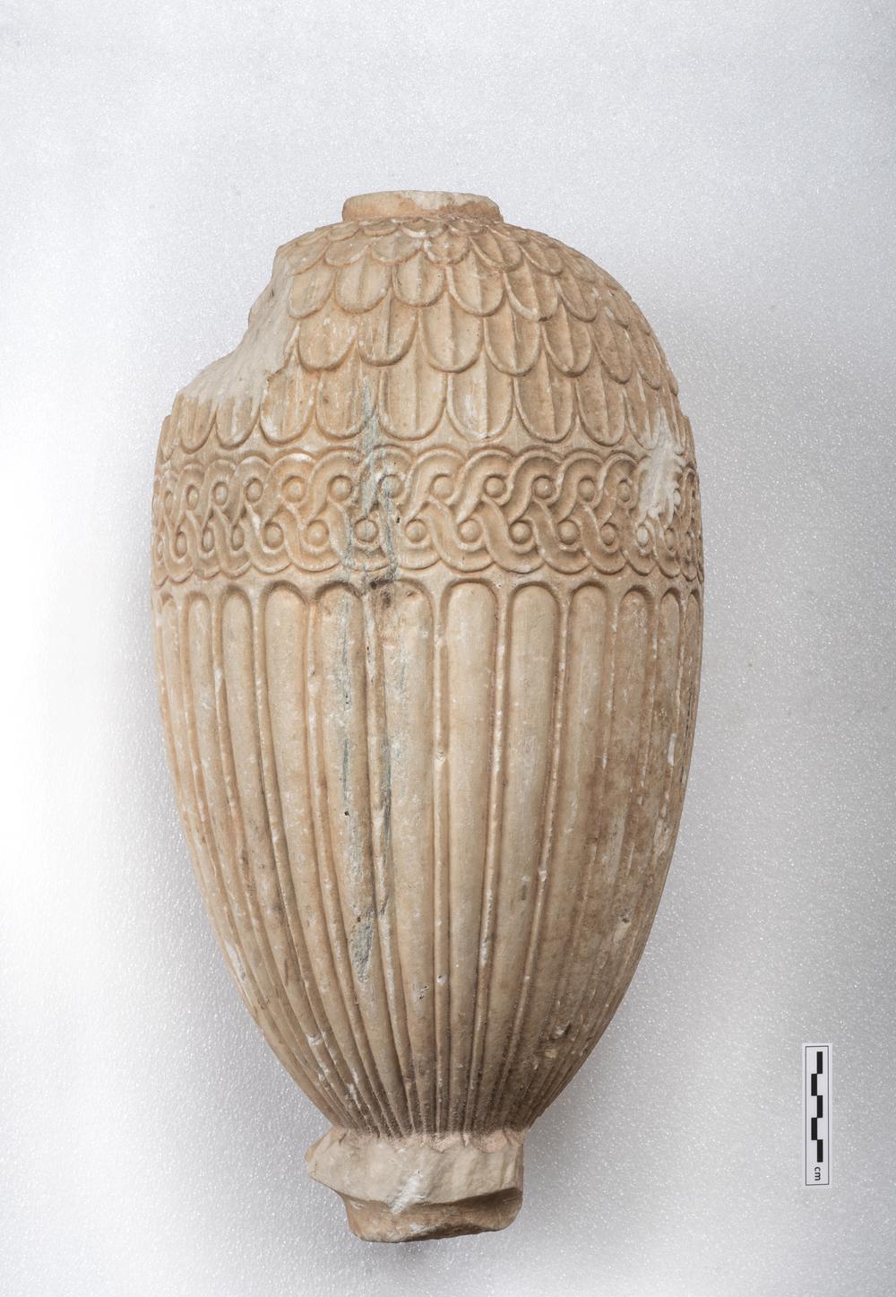 Μαρμάρινη επιτύμβια λουτροφόρος. 4ος αι. π.Χ..JPG