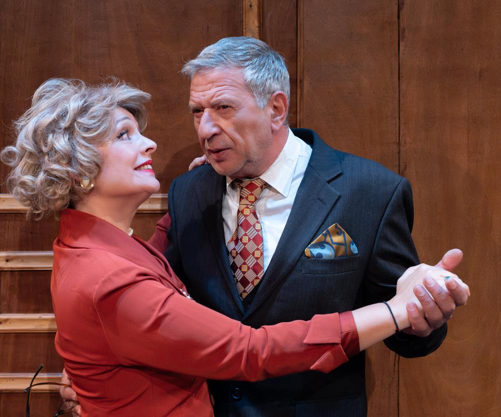 Σκηνή από την παράσταση Ο Μάρτυρας Κατηγορίας με τους πρωταγωνιστές