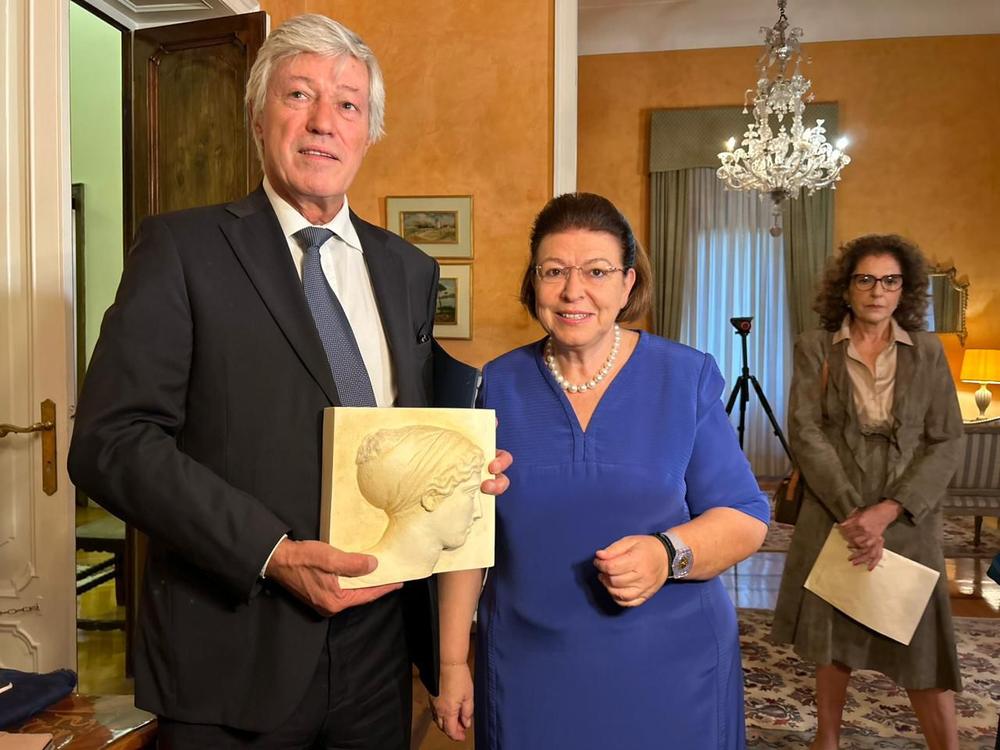 Η Υπουργός Πολιτισμού Λίνα Μενδώνη με τον κ.  Paolo Catti De Gasperi, εγγονό του Ιταλού Πρωθυπουργού Αlcide de Gasperi (1945-1953).jpeg