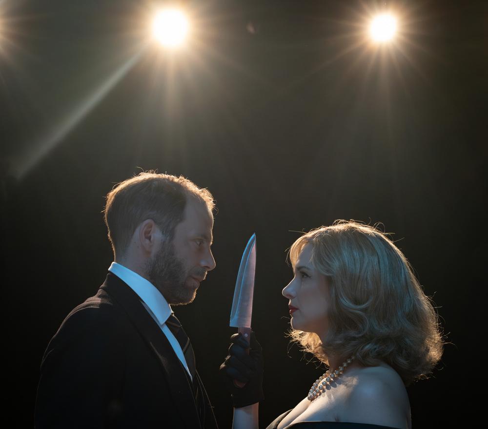 Δικαστική αίθουσα στην παράσταση Μάρτυρας Κατηγορίας