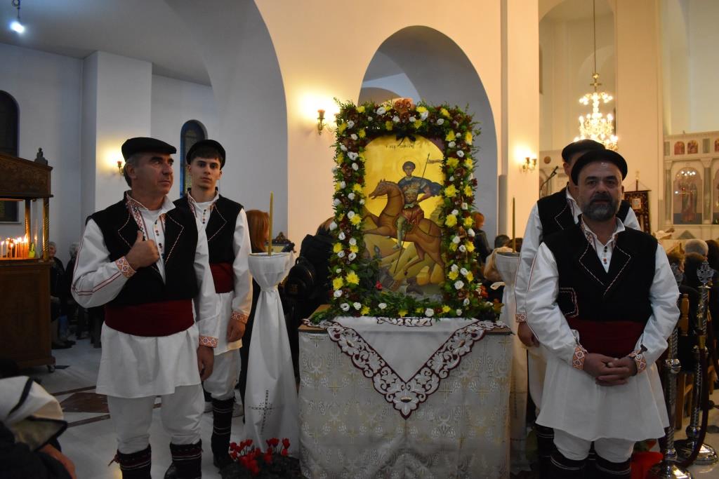 Μεγαλοπρέπεια, κατάνυξη και πλήθος κόσμου στη λιτάνευση της εικόνας του Αγίου Δημητρίου στα Άνω Λιόσια