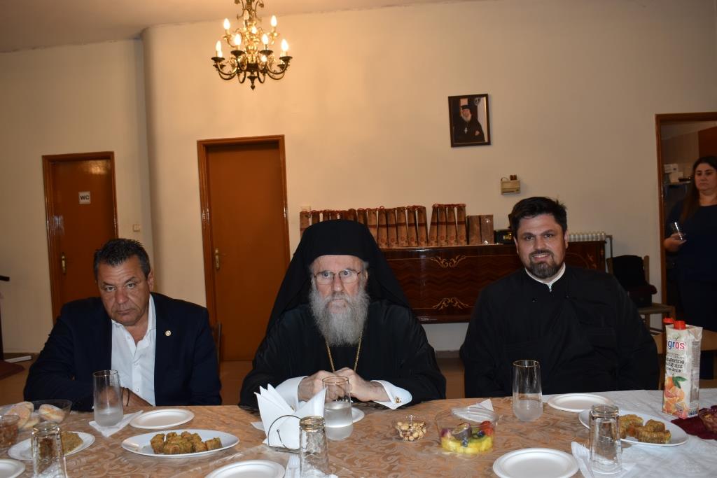Μεγαλοπρέπεια, κατάνυξη και πλήθος κόσμου στη λιτάνευση της εικόνας του Αγίου Δημητρίου στα Άνω Λιόσια