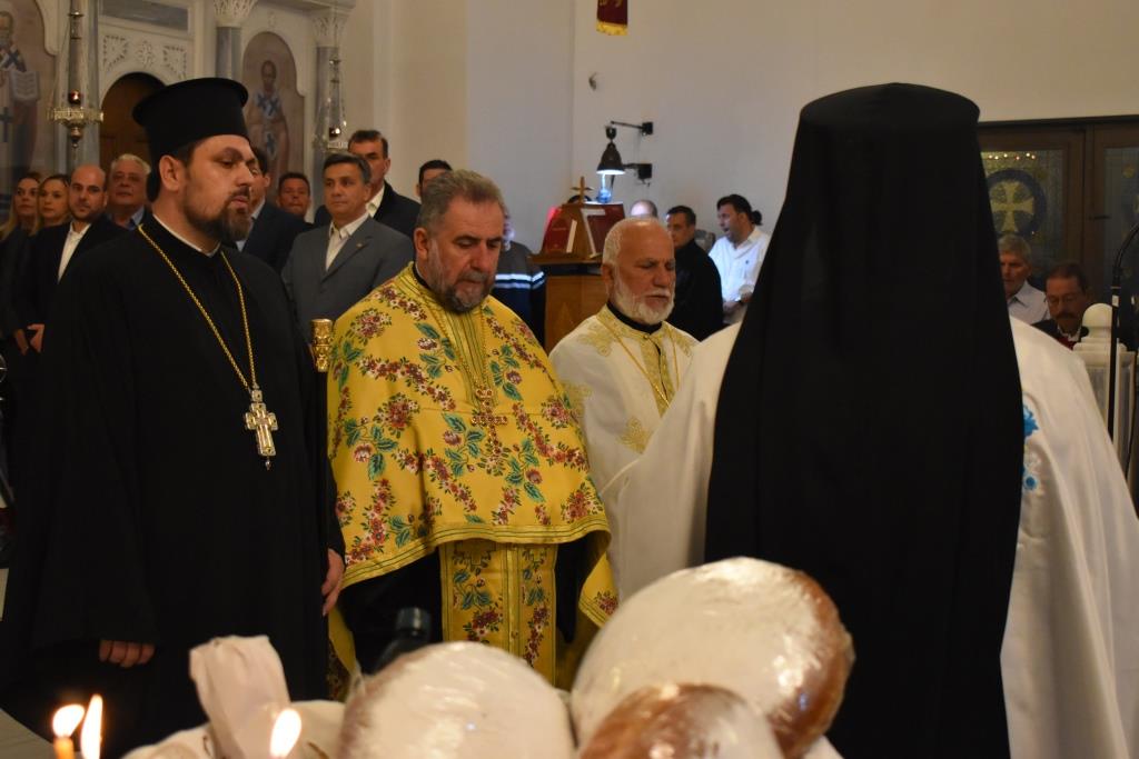 Μεγαλοπρέπεια, κατάνυξη και πλήθος κόσμου στη λιτάνευση της εικόνας του Αγίου Δημητρίου στα Άνω Λιόσια