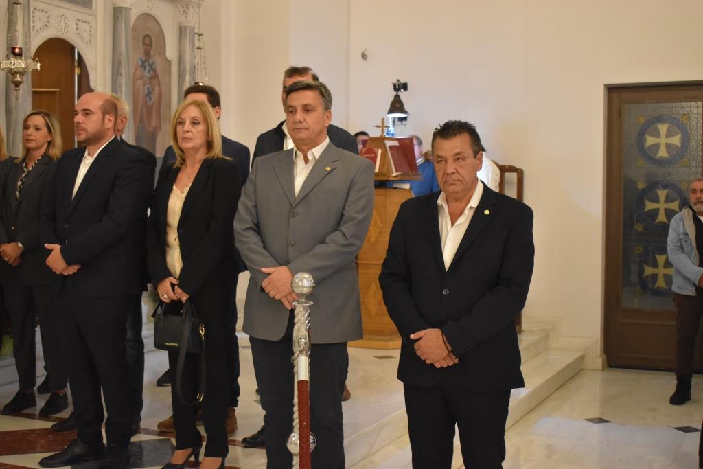 Μεγαλοπρέπεια, κατάνυξη και πλήθος κόσμου στη λιτάνευση της εικόνας του Αγίου Δημητρίου στα Άνω Λιόσια