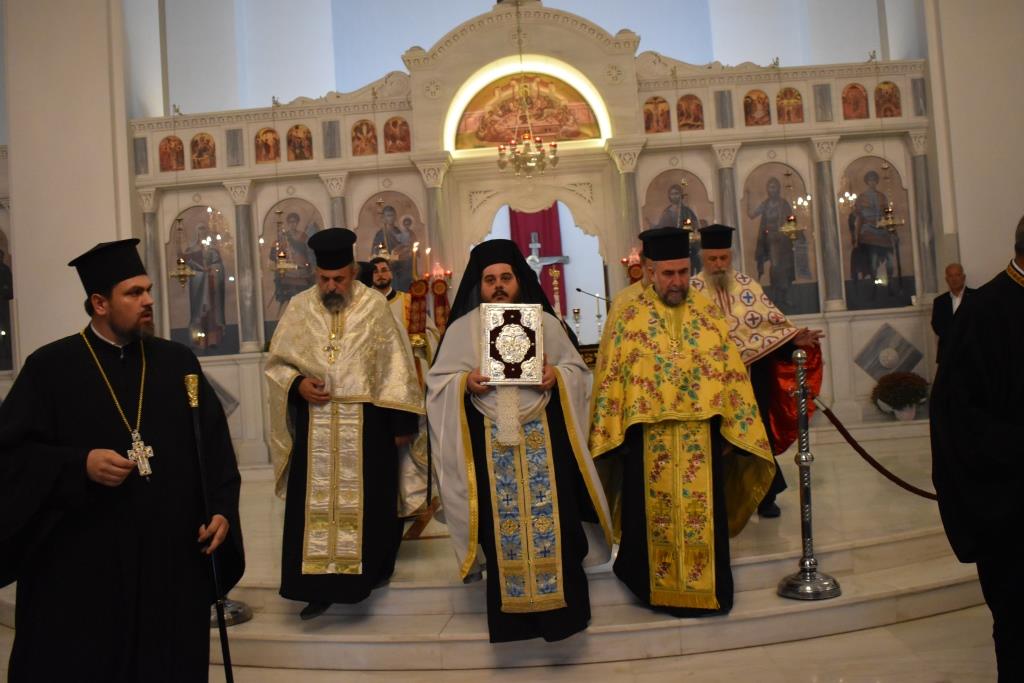 Μεγαλοπρέπεια, κατάνυξη και πλήθος κόσμου στη λιτάνευση της εικόνας του Αγίου Δημητρίου στα Άνω Λιόσια