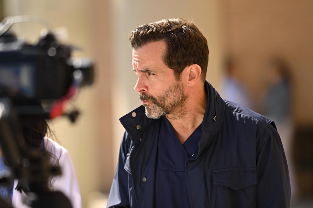 Σκηνή από τη σειρά Ο ΓΙΑΤΡΟΣ με τον Κωνσταντίνο Μαρκουλάκη και άλλους ηθοποιούς