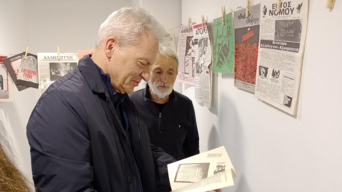 «50 Χρόνια Μεταπολίτευση», έκθεση έντυπου υλικού του φωτογράφου Νίκου Μανούση που σημάδεψε μια ολόκληρη εποχή, στο Πατάρι της Βικελαίας Δημοτικής Βιβλιοθήκης