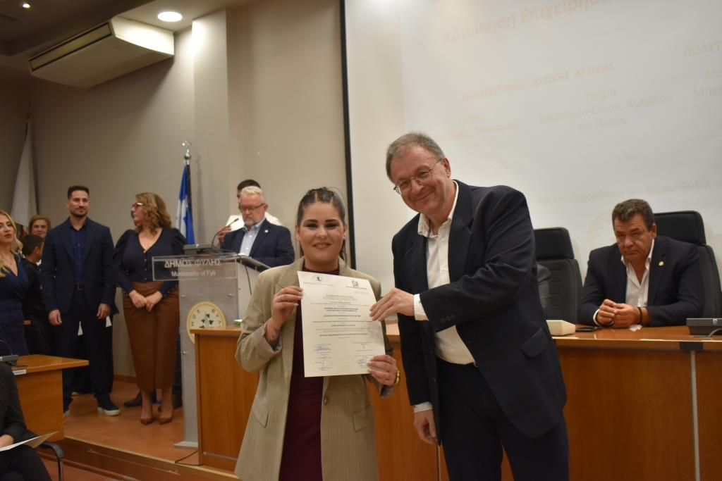 Συγκίνηση για τους απόφοιτους και σπουδαίες ειδήσεις για το Δήμο Φυλής στην τελετή αποφοίτησης της 4ης σειράς των σπουδαστών του μεταπτυχιακού