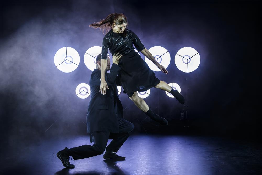 Σκηνή από την παράσταση Mountain των RootlessRoot