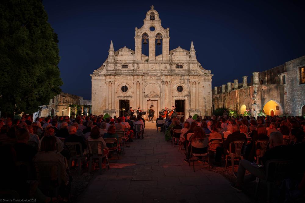 Ο Λεωνίδας Καβάκος εν δράσει στην Ιερά Μονή Αρκαδίου