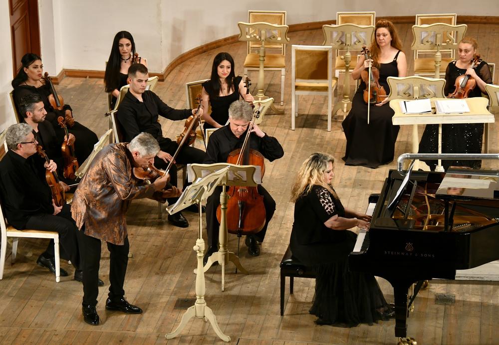 Κοινό και επίσημοι στην συναυλία στο Μπακού