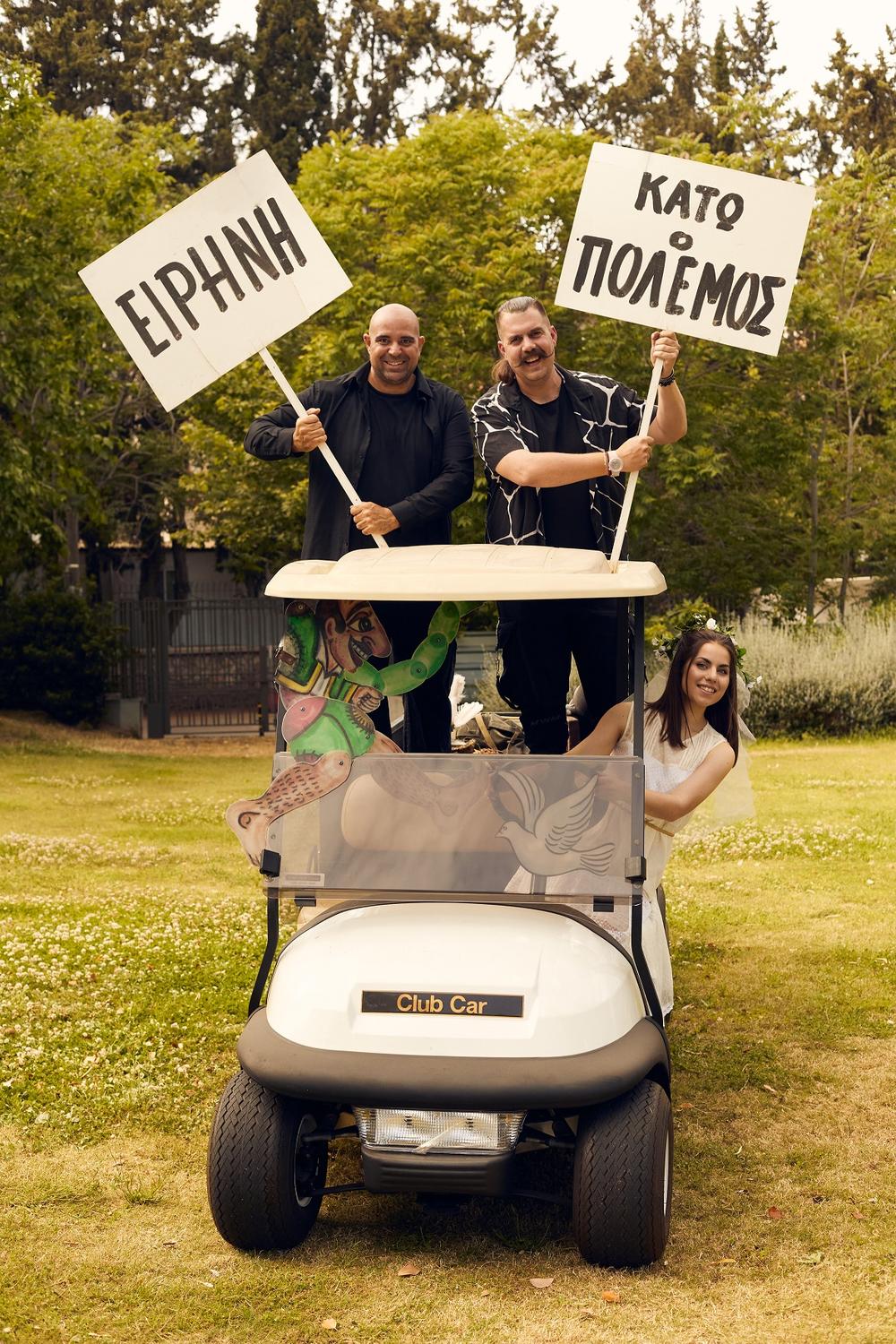 Σκηνή από την παράσταση «Ειρήνη» με τον Καραγκιόζη