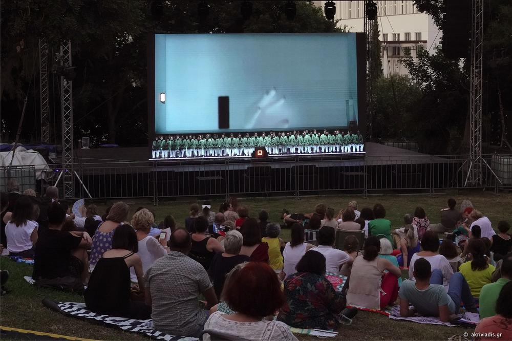 Κοινό παρακολουθεί προβολή στον Κήπο του Μεγάρου