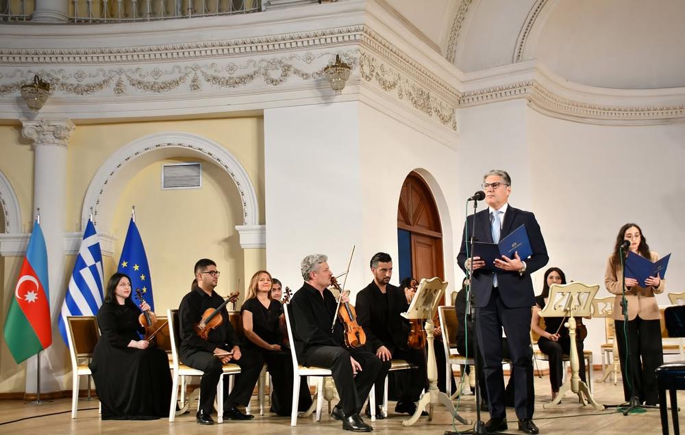 Η Azerbaijan State Chamber Orchestra υπό τη διεύθυνση του Ayyub Guliyev στην Azerbaijan State Philharmonic Hall