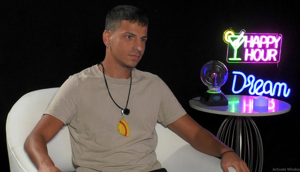 Στιγμιότυπο από το πάρτι του Big Brother με τον Τριαντάφυλλο