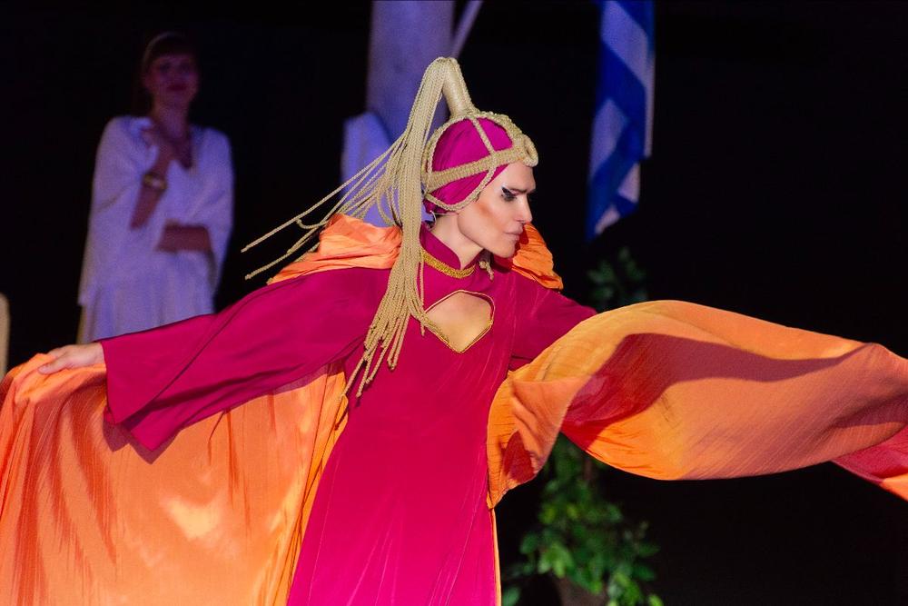 Σκηνή από την παράσταση 'Μήδεια' του Μποστ
