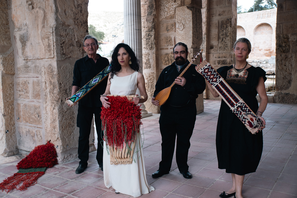 Ένα από τα 12 υφαντά έργα τέχνης της έκθεσης «Μητέρα Αράχνη»