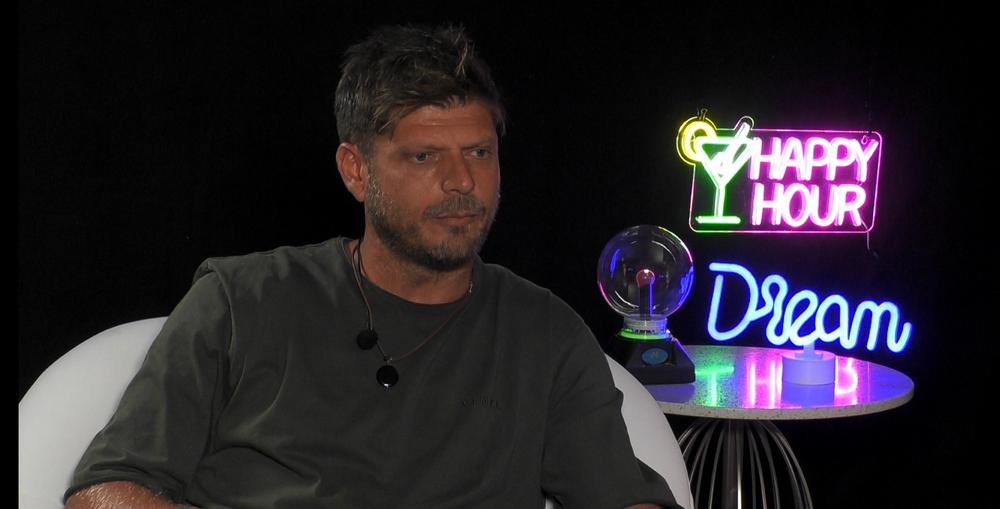 Στιγμιότυπο από το πάρτι του Big Brother με τον Τριαντάφυλλο