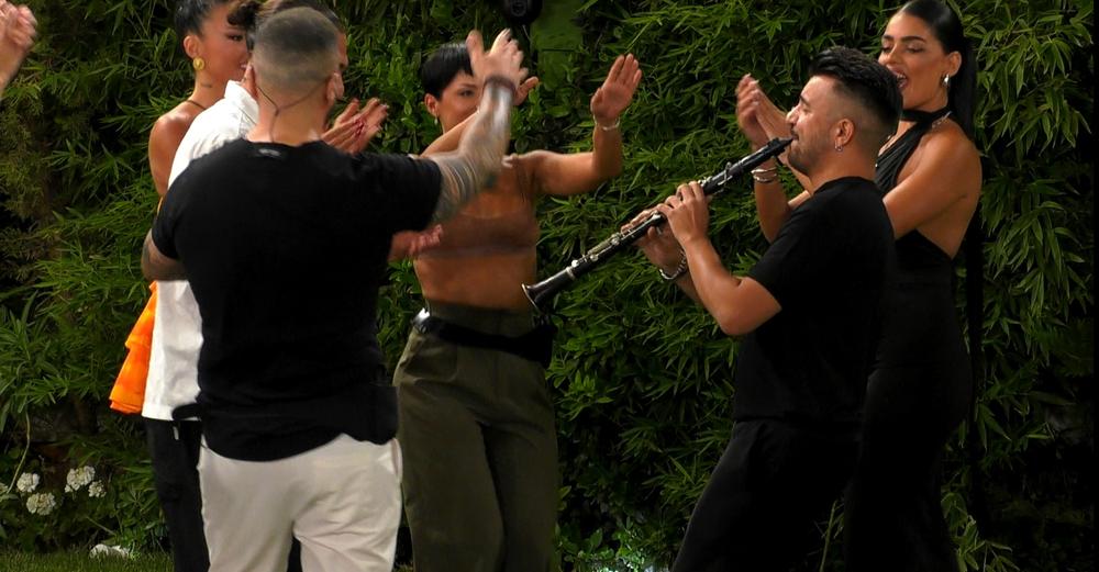 Στιγμιότυπο από το πάρτι του Big Brother με τον Τριαντάφυλλο