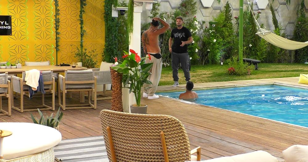 Οι παίκτες του Big Brother συζητούν στο σαλόνι του σπιτιού.