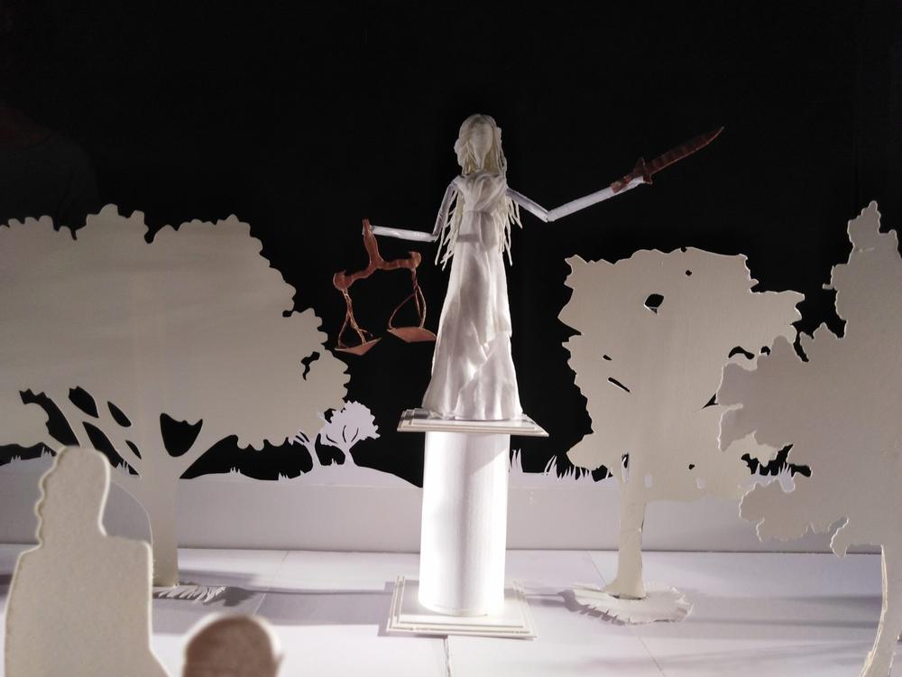 Σκηνή από τη χάρτινη Pop-Up παράσταση «Δαίδαλος και Ίκαρος»