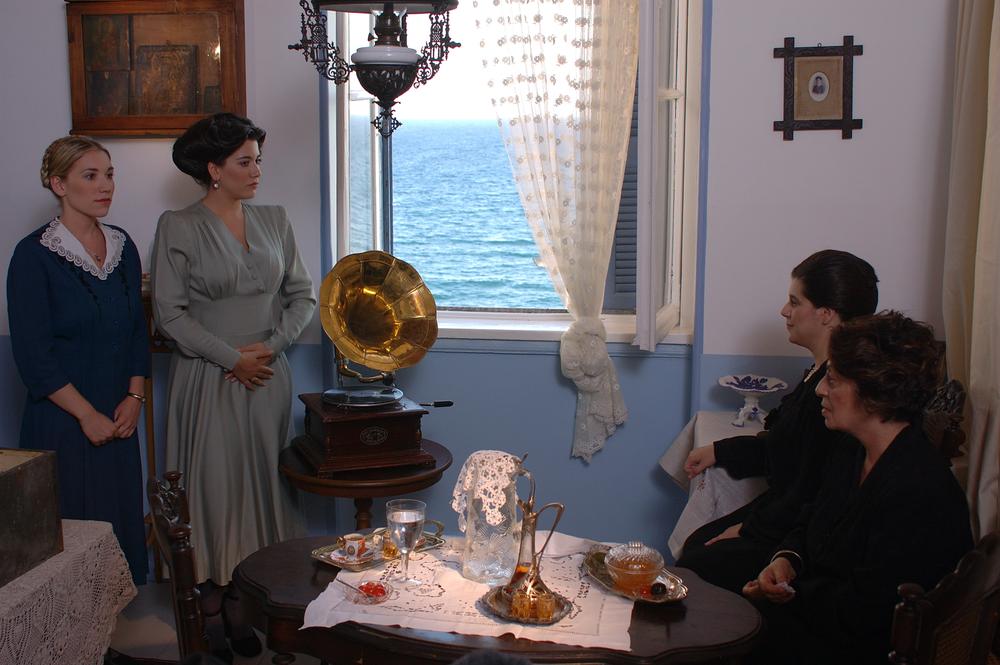 Ο Μίκης Θεοδωράκης με κιθάρα, στιγμή από το κινηματογραφικό αφιέρωμα στην Κέα