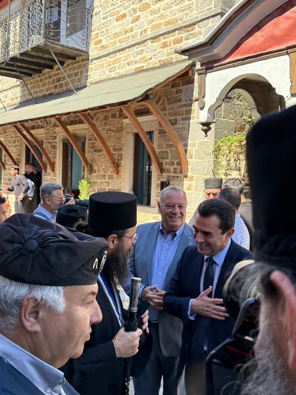 Μαζί με τον Πρωθυπουργό Κυριάκο Μητσοτάκη στο Άγιος Όρος ο Κώστας Σκρέκας