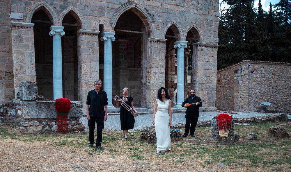 Σκηνή από την παράσταση «Μητέρα Αράχνη»