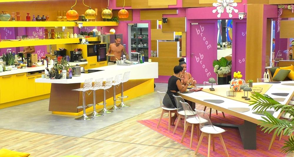 Στιγμιότυπο από το σπίτι του Big Brother με τους συγκάτοικους.