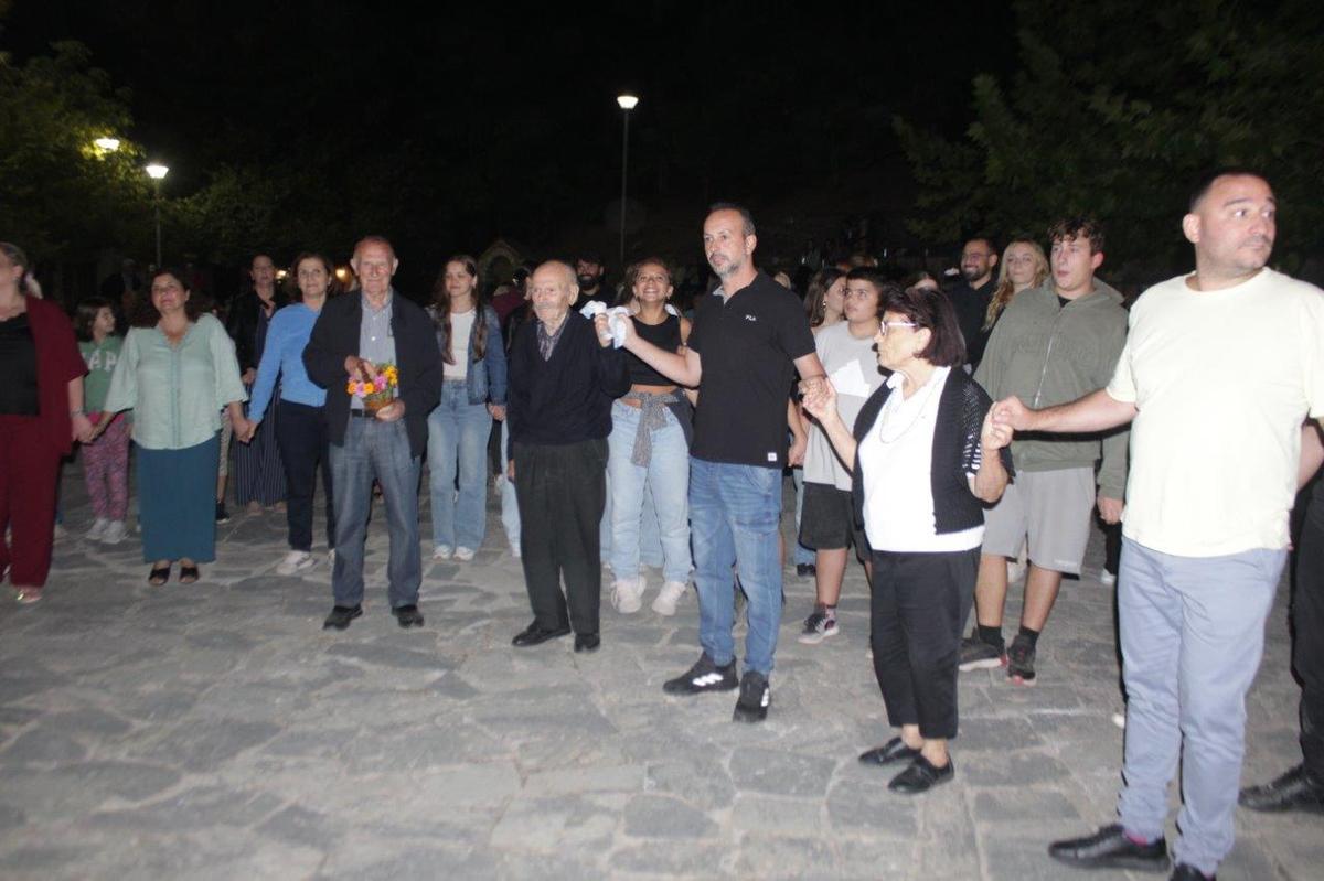 Κόσμος και τοπικοί φορείς στη γιορτή του παραδοσιακού εθίμου «Πιπέρι» στην πλατεία της Μεσοχώρας.