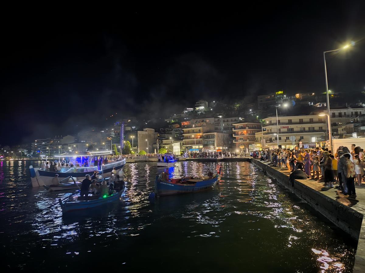 Με επιτυχία πραγματοποιήθηκε το παραδοσιακό δρώμενο της Βαρκαρόλας στην Αμφιλοχία