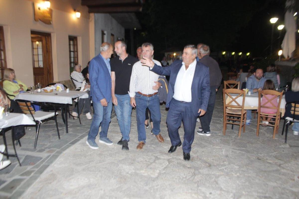 Κόσμος και τοπικοί φορείς στη γιορτή του παραδοσιακού εθίμου «Πιπέρι» στην πλατεία της Μεσοχώρας.
