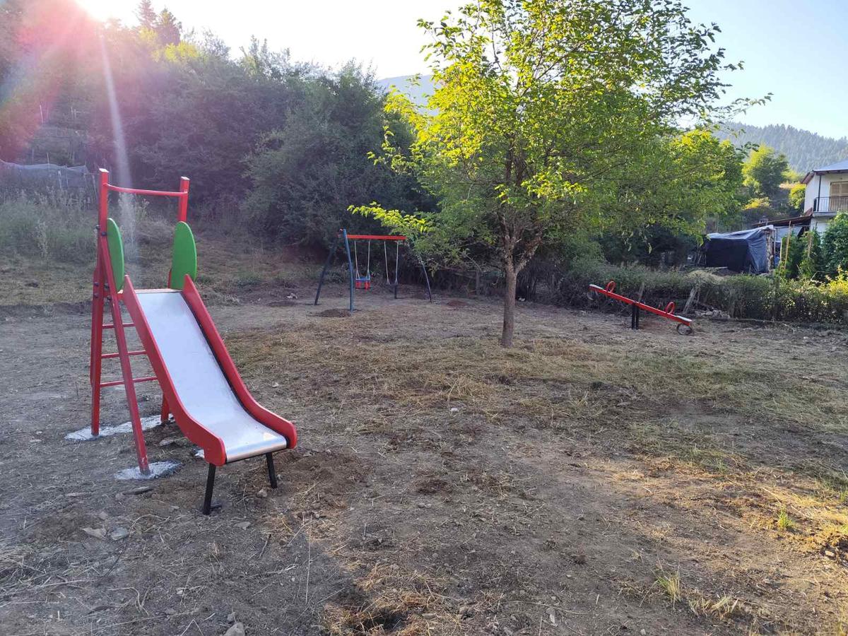 Εργασίες αποκατάστασης πλακόστρωτου στην Κρανιά και νέα παιδική χαρά στα Δολιανά από τον Δήμο Μετεώρων