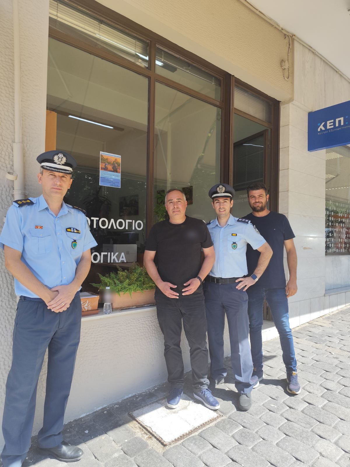 Αξιωματικοί του Α.Τ. Μετεώρων ενημερώνουν στην Καλαμπάκα για τη χρήση προστατευτικού κράνους σε οδηγούς και επιβάτες δικύκλων.