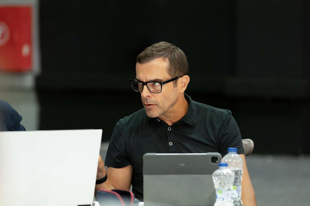 Στιγμιότυπο από την πρώτη ανάγνωση του σεναρίου της σειράς 'Ο Δικαστής'.