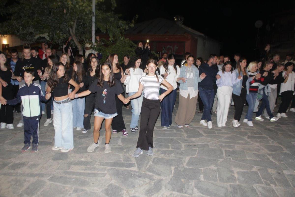 Κόσμος και τοπικοί φορείς στη γιορτή του παραδοσιακού εθίμου «Πιπέρι» στην πλατεία της Μεσοχώρας.