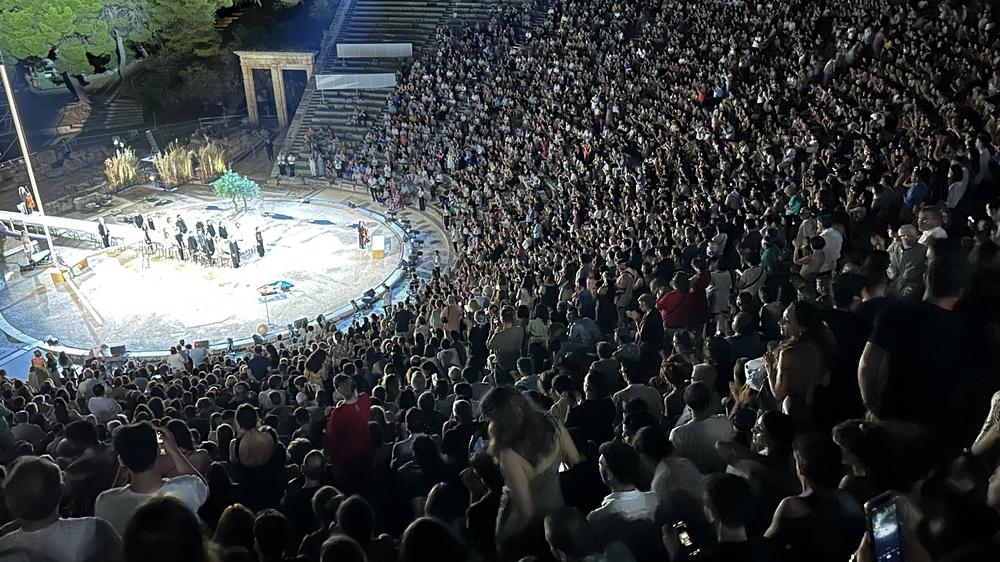 Σκηνή από την παράσταση 'ζ-η-θ, ο Ξένος'