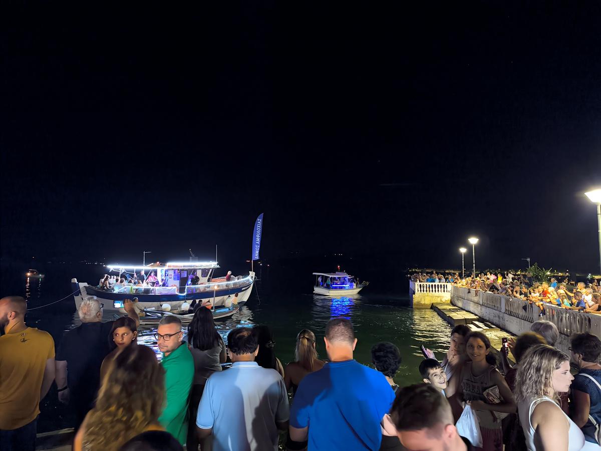 Με επιτυχία πραγματοποιήθηκε το παραδοσιακό δρώμενο της Βαρκαρόλας στην Αμφιλοχία
