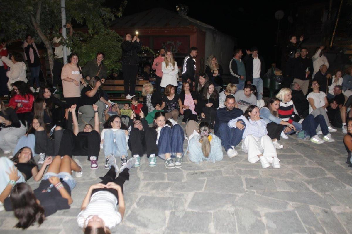 Κόσμος και τοπικοί φορείς στη γιορτή του παραδοσιακού εθίμου «Πιπέρι» στην πλατεία της Μεσοχώρας.