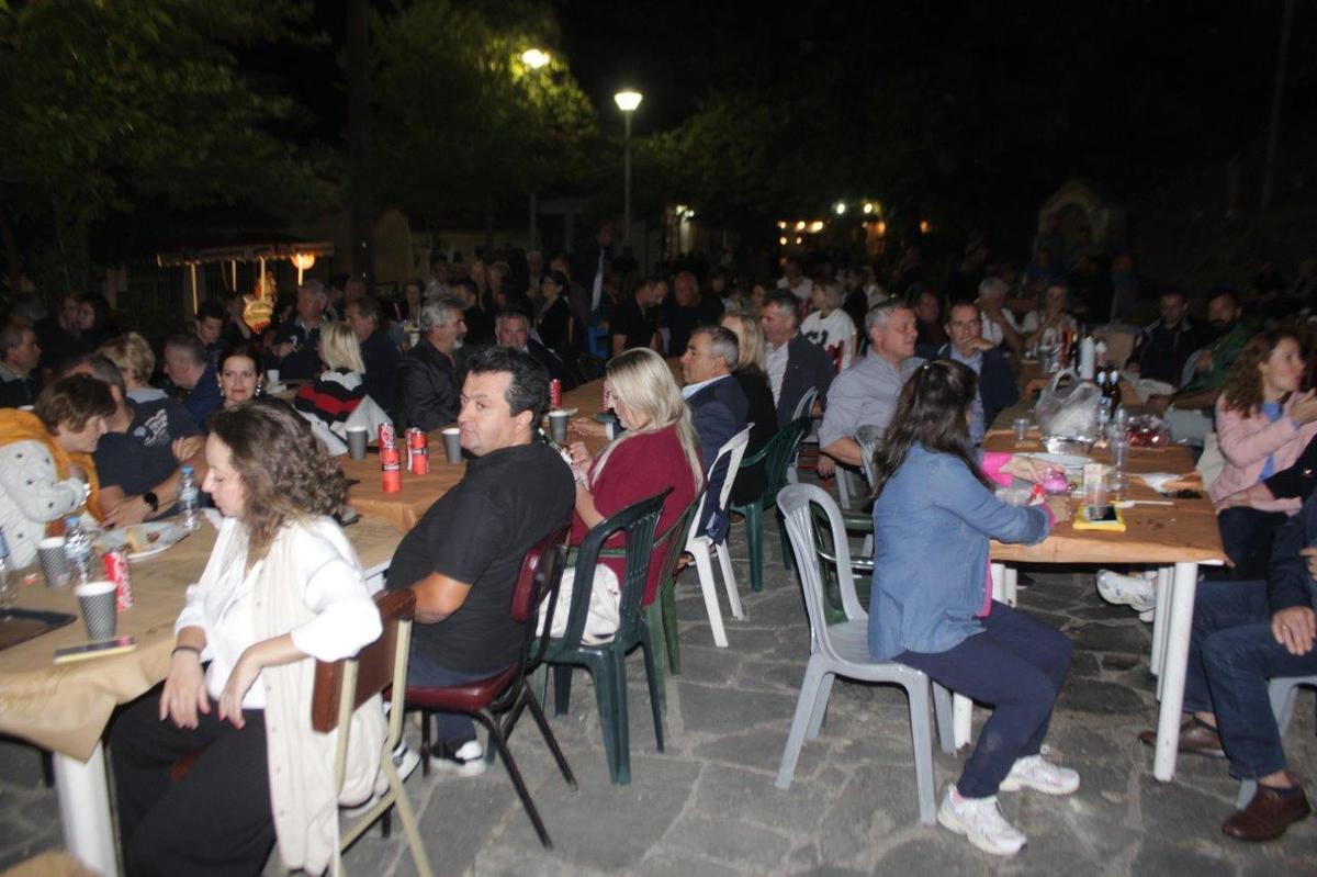 Κόσμος και τοπικοί φορείς στη γιορτή του παραδοσιακού εθίμου «Πιπέρι» στην πλατεία της Μεσοχώρας.