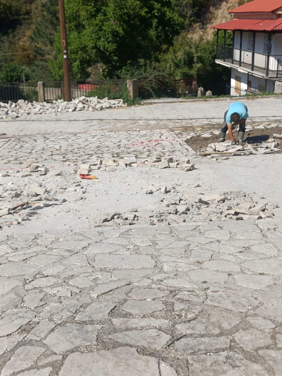 Εργασίες αποκατάστασης πλακόστρωτου στην Κρανιά και νέα παιδική χαρά στα Δολιανά από τον Δήμο Μετεώρων